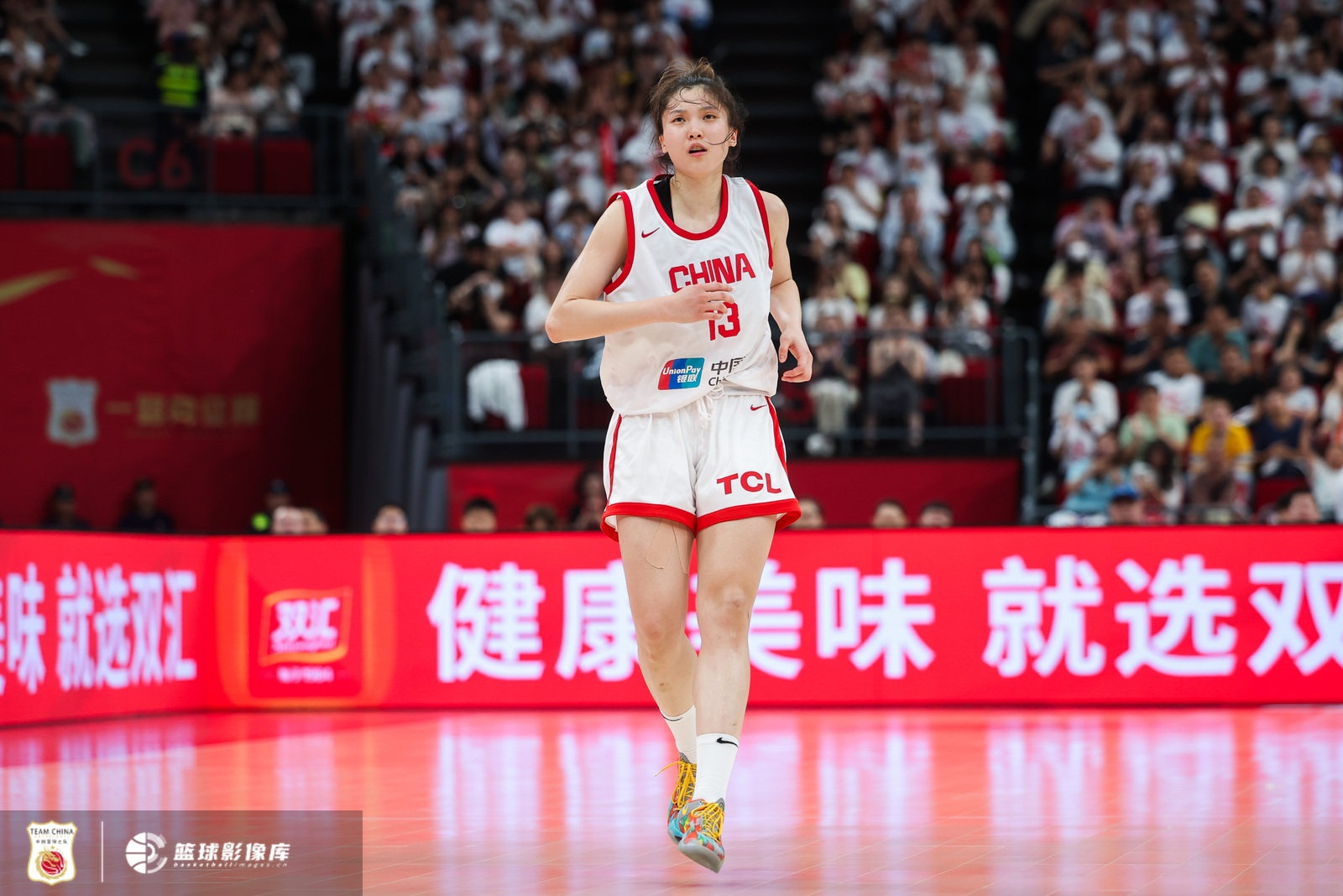 游刃有余！中国女篮半场领先印尼女篮29分 翟若云9分最高